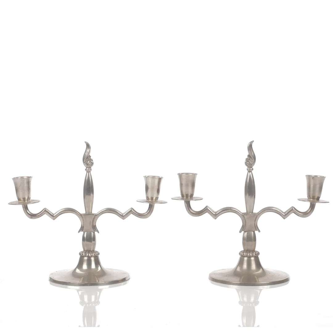 LJUSSTAKAR, ett par, tenn, J. L. Hultman, för Norrahammars Bruk, 1932. — Candlesticks — Auktionsfirma Kenneth Svensson i Kalmar