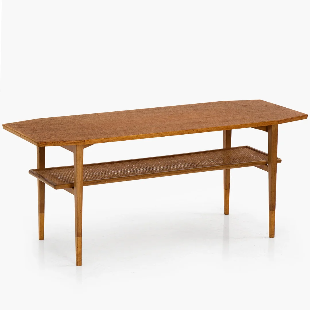 SOFFBORD, teak och ek, tidningshylla i flätad rotting, Hugo Troeds, Bjärnum, 1950/60-tal. — Coffee Tables — Crafoord Auktioner Stockholm