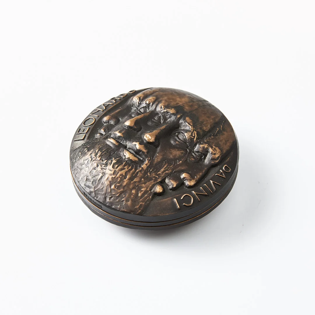 KAUKO RÄSÄNEN (1926-2015). Minnesmedalj, brons, för Sporrong, "Leonardo da Vinci" 3 delar, 1974, 32/1500. — Orders & Medals — Stockholms Auktionsverk Magasin 5