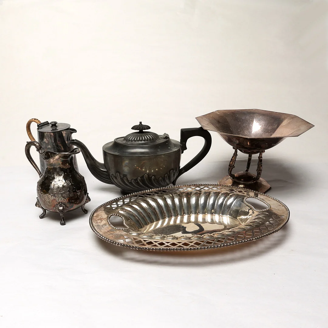 SAMLING NYSILVER och ELECTROPLATE, 5 delar. — Silver plated — Kalmar Auktionsverk