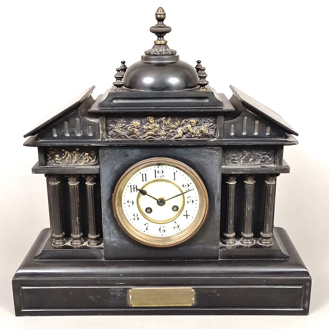 KAMINUHR - Ende 19. Jh., schwarzer Steingehäuse in Tempelform. — Mantel clocks — Auktionshaus Blank