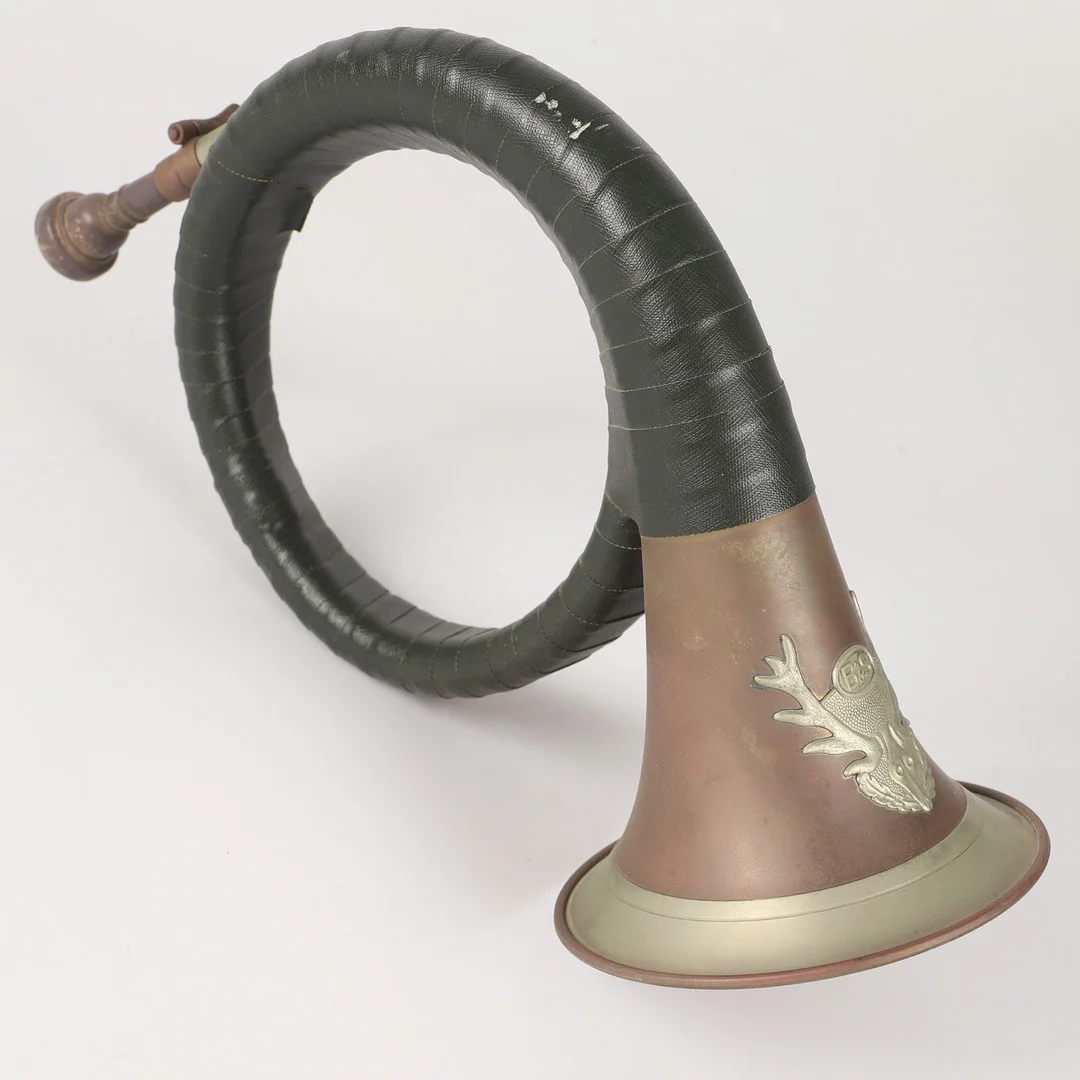 JAKTHORN, mässing m. m., B&S, Blechblasinstrumente Markneukirchen, BDR, 1900-tal. — Pewter, Brass & Copper — Helsingborgs Auktionskammare