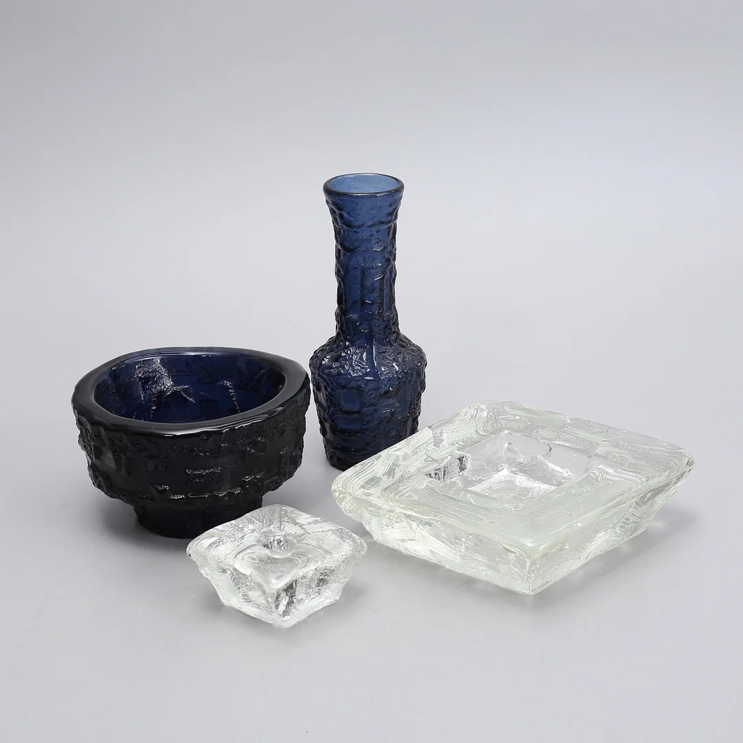 GÖTE AUGUSTSSON. Glasföremål, 4 st, Ruda Glasbruk, 1960-tal. — Art glass — Auktionshuset Thelin & Johansson