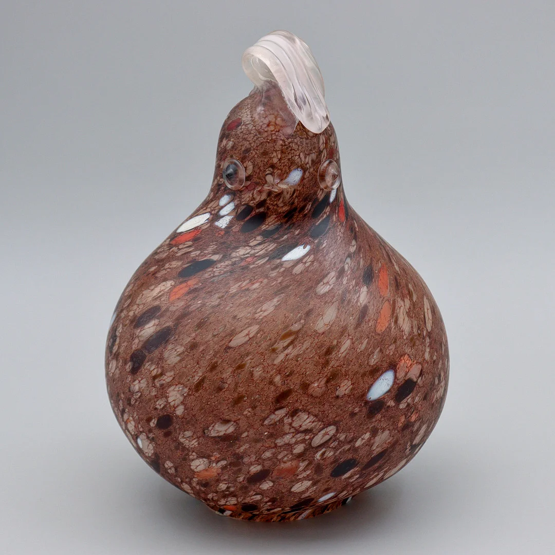 MONICA BACKSTRÖM "HÖNA" KONSTGLAS (29cm) BODA, OSIGNERAD. — Art glass — Auktionskammaren Sydost Kalmar