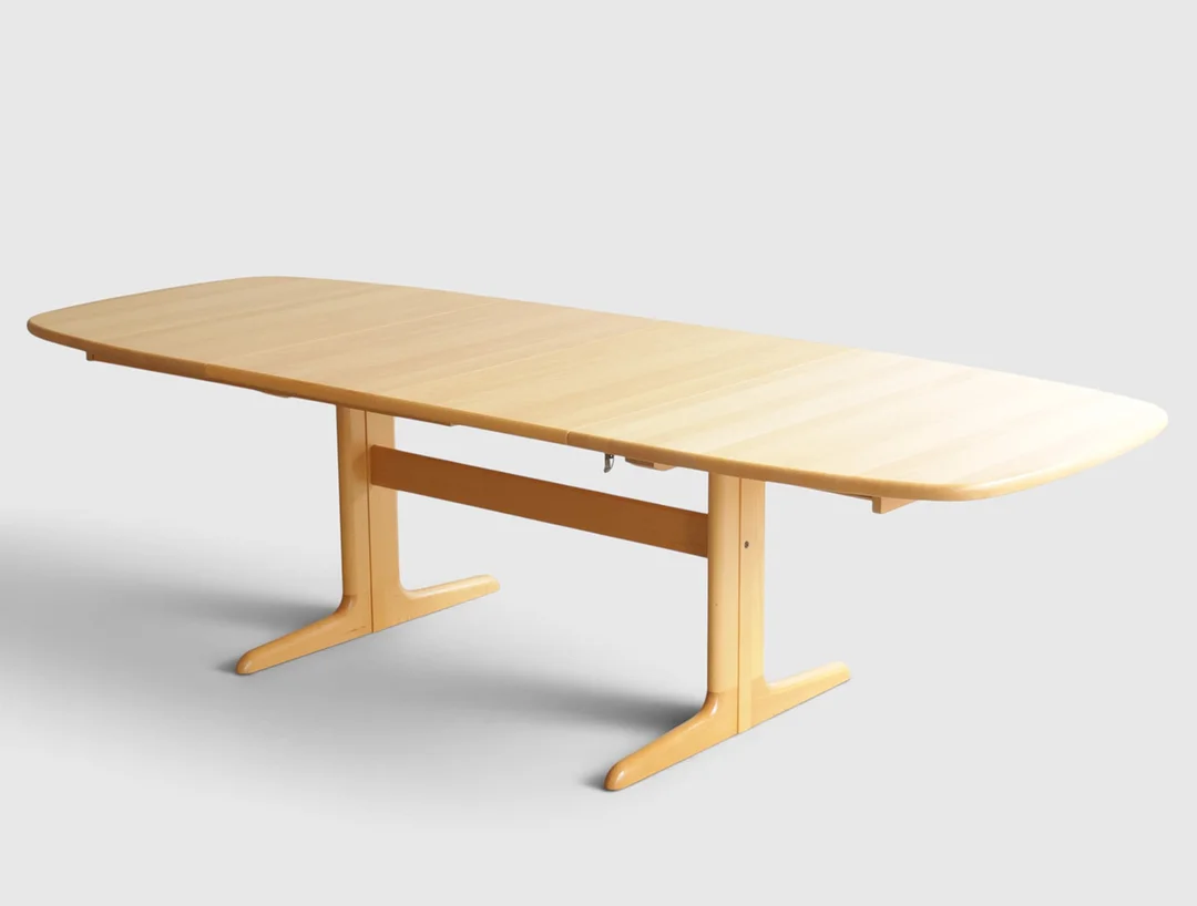 SKOVBY MØBLER. Ovalt spisebord af massiv bøg med 'shaker-stel', plade med udtræk og tilhørende tillægsplader. Udført hos Skovby Møbler. Danmark (1+2). — Dining tables — Woxholt Auktionshus