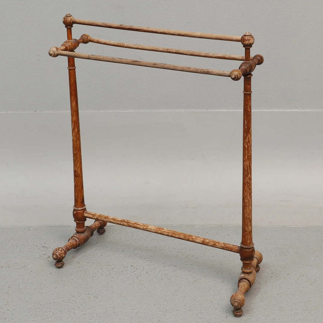 HANDDUKSHÄNGARE, trä, nyrenässans, 1800/1900-tal. — Cupboards, Cabinets & Shelves — Ekenbergs Auktioner