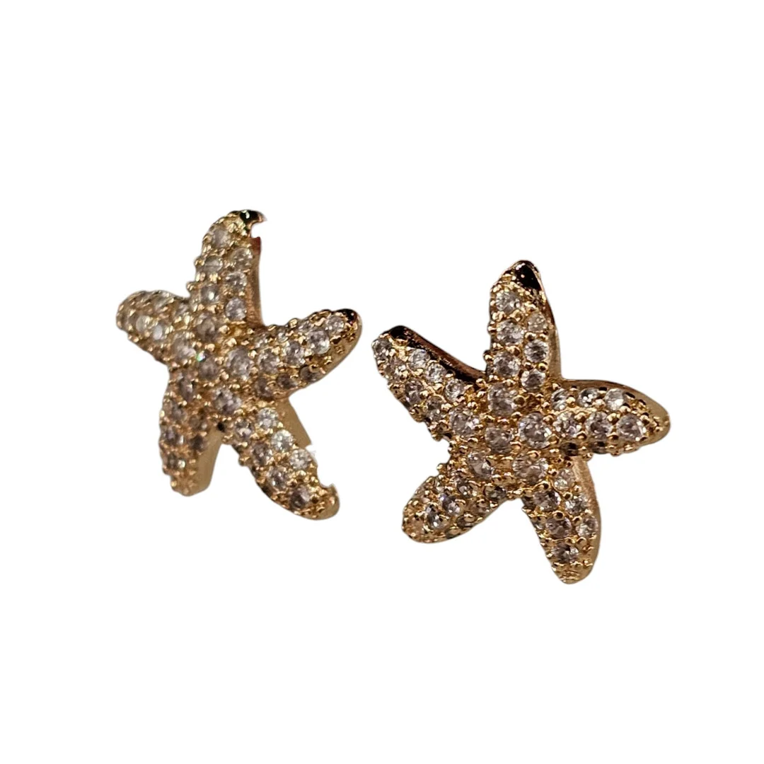 Pendientes con forma de estrellas de mar en metal dorado con cristales. — Earrings — Arce Auctions