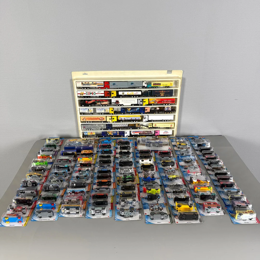 SAMLING MODELLBILAR, MODELLPLAN, MODELLMOTORCYKLAR, 124 st, bl a Hotwheels, bl a i originalkartonger. Ur olika serier bl a "Premium", "Teamtransport", "Batman", "Monster Daily Delivery", HD Art Cars". — Model cars — Skandia Auktion