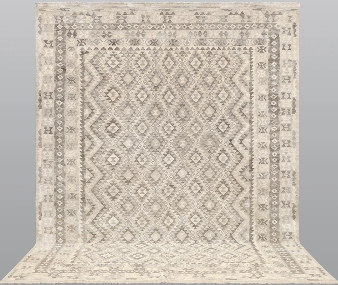 ORIENTMATTA. Kelim naturfärgad, 394 x 304 cm. — Oriental Carpets & Textiles — Gomér & Andersson Linköping