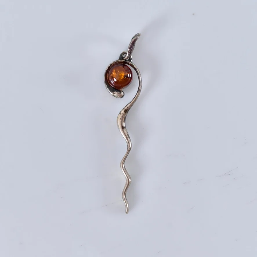 HÄNGE, med bärnsten, sterlingsilver. — Brooches & Pendants — Halmstads Auktionskammare