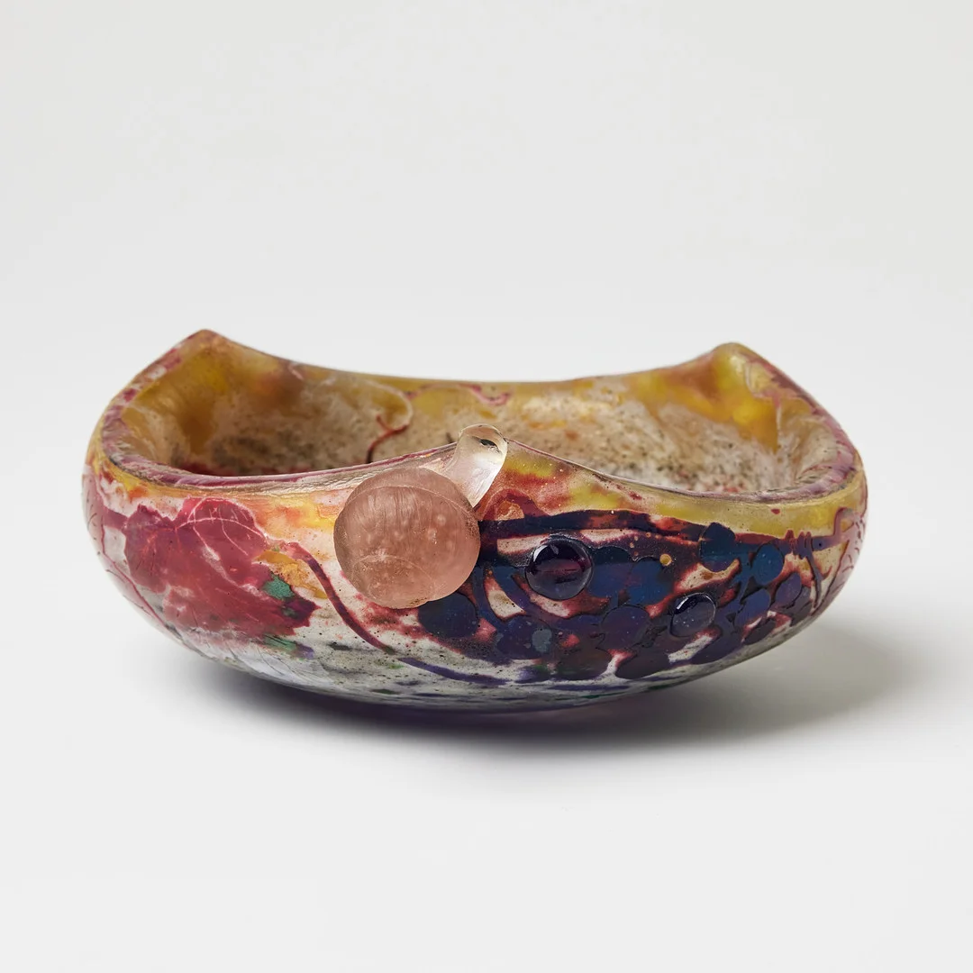 DAUM. Skål, Frankrike 1910-tal, Art Nouveau, överfång i rött och vinrött med etsad och graverad dekor av vindruvsrankor, en sida med påklippt dekor av en snigel. — Art glass — Stockholms Auktionsverk Magasin 5