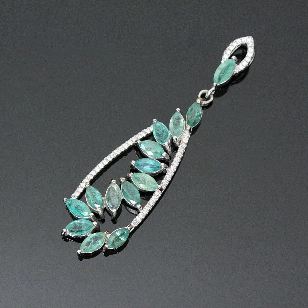 Anhänger mit Smaragden und Zirkonia, 925er Silber. — Brooches & Pendants — Stockholms Auktionsverk Düsseldorf/Neuss