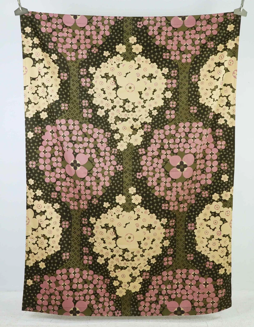 MARJATTA METSOVAARA. DUK, tryckt, "Katinka", Tampella, Finland, 1960/70-tal. — Textiles — Hälsinglands Auktionsverk