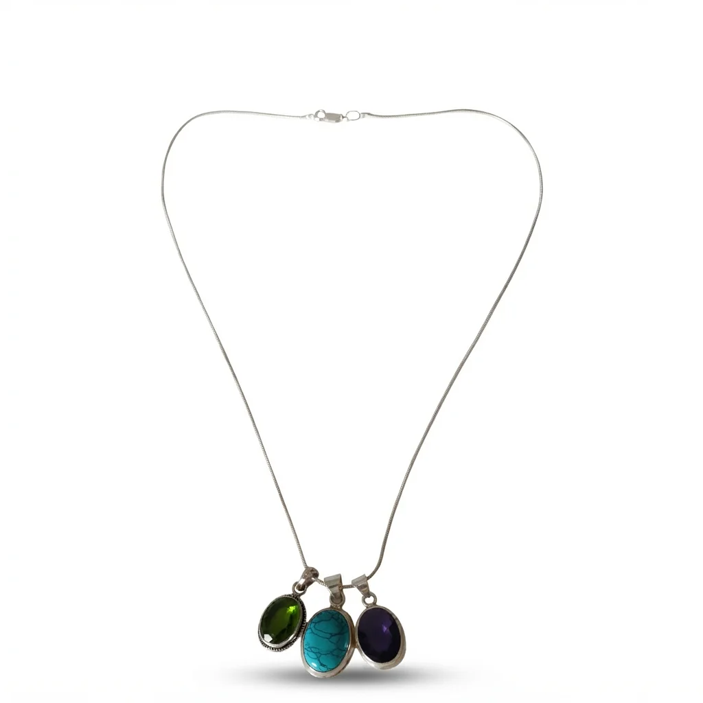 Cadena y tres colgantes en plata, olivina, amatista y turquesa. — Necklace — Barcelona Auctions