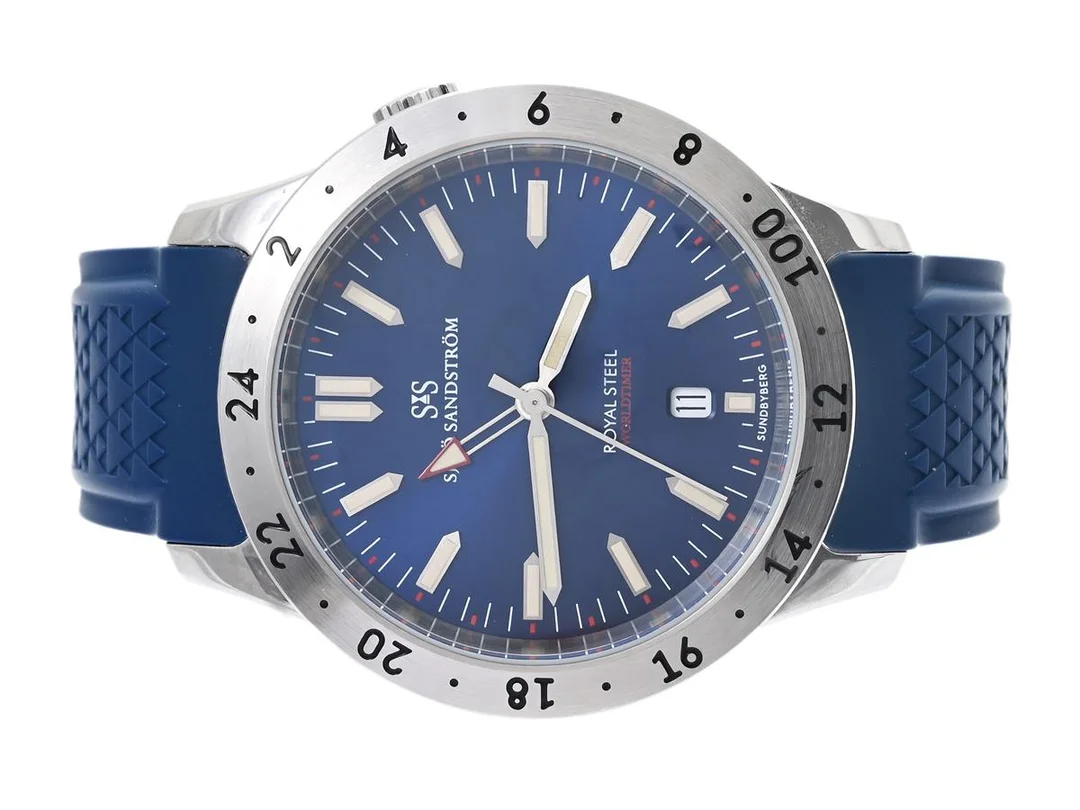 SJÖÖ SANDSTRÖM, Royal Steel, Worldtimer, "Erikson Urhandel 100 år" Cal SS G14 (SW 330-2), Serie nr. 18/50, Boett nr. SS-1841-WT, herrur, 41 mm, stål, automatisk, safirglas, datum, 24-timmarsvisning, integrerat gummiband, viklås, cert, december 2022, box, ytterkartong. Limiterad och numrerad (Nr. 18/50). — Klockor/Sjöö Sandström — Kaplans