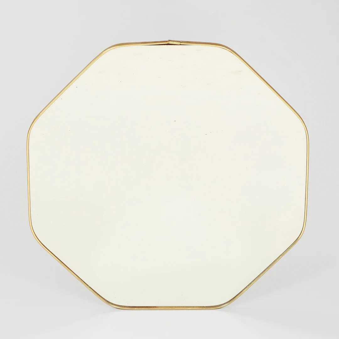 DANSK DESIGN. Ottekantet spejl med ramme af messing, Johansens Spejle, ca. 1960'erne. — Mirrors — Palsgaard Kunstauktioner