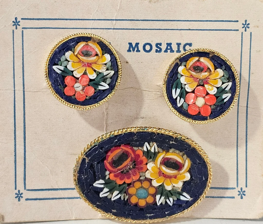 Juego de broche y pendientes de mosaico en metal dorado. — Jewellery Suites — Arce Auctions