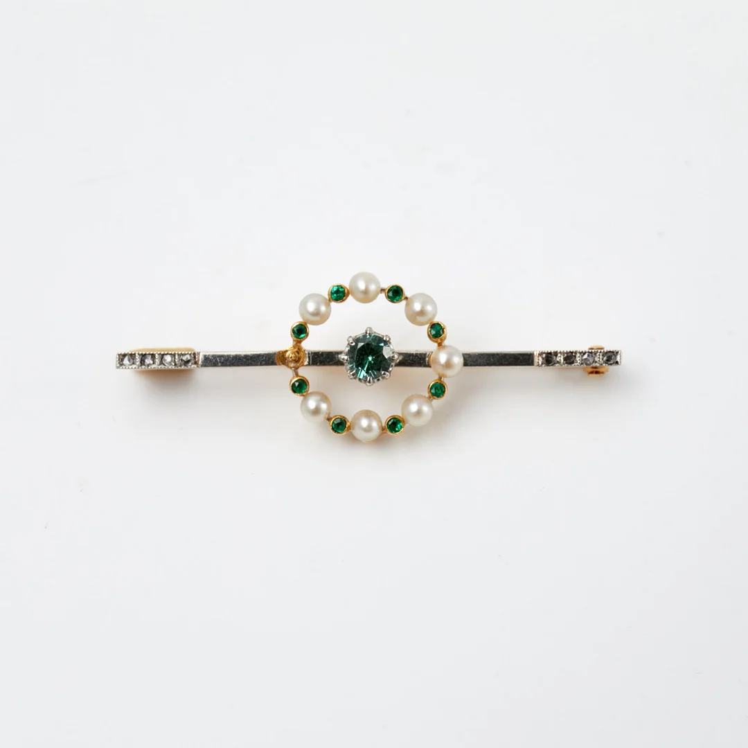 BROSCH, 18 k guld och platina, grön turmalin, odlade saltvattenspärlor samt fasettslipade smaragder, rosenslipade diamanter, 1960/70-tal. — Brooches & Pendants — Stockholms Auktionsverk Sickla