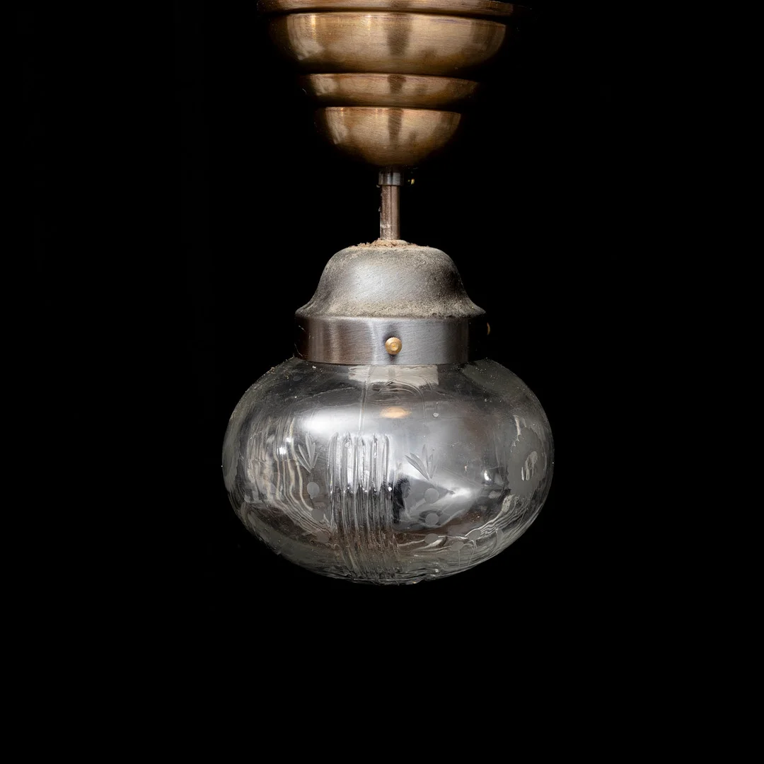 TAKLAMPA, glas och metall, 1900-talets första hälft, höjd ca 24 cm. — Ceiling lights — Auktionshuset Kolonn