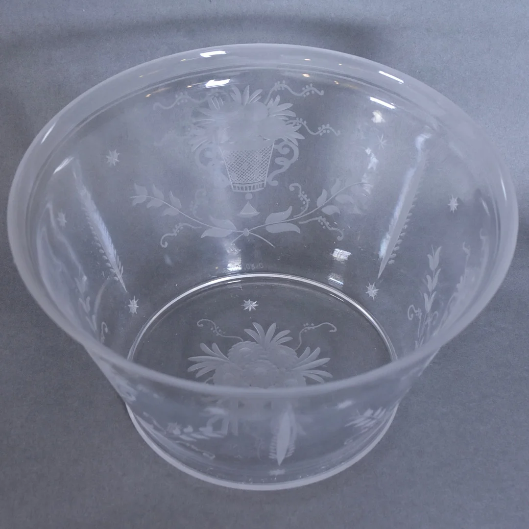 EDVIN OLLERS. skål, tunnväggigt glas, Elme 1926-30. — Art glass — Halmstads Auktionskammare