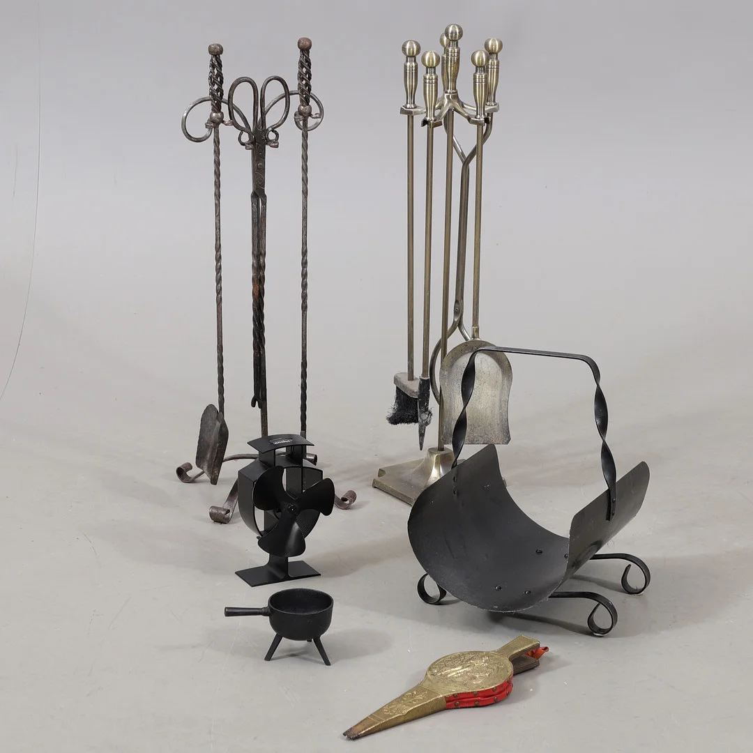 SPISSTÄLL, 2 st, VEDKORG och SPISFLÄKT, 1900-talets andra hälft. — Other metals — Växjö Auktionskammare