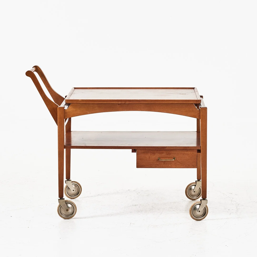 SERVERINGSVAGN, 1900-talets mitt, teak, på hjultrissor, avtagbar bricka, hylla och låda nedtill. — Tables — Stockholms Auktionsverk Magasin 5