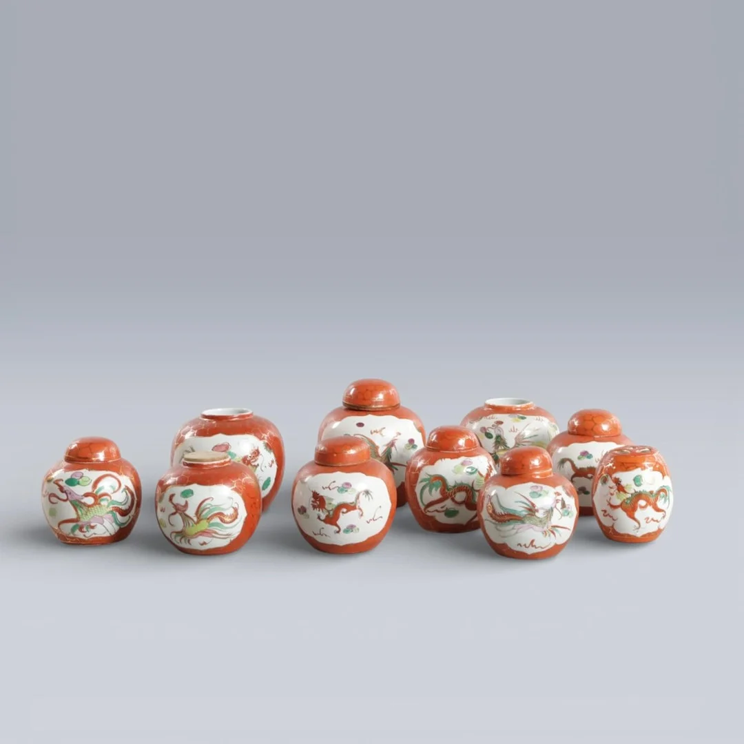 Ti kinesiske porcelænskrukker, orange med motiv. 20. århundrede. (10). — Ceramics & Porcelain — Woxholt Auktioner