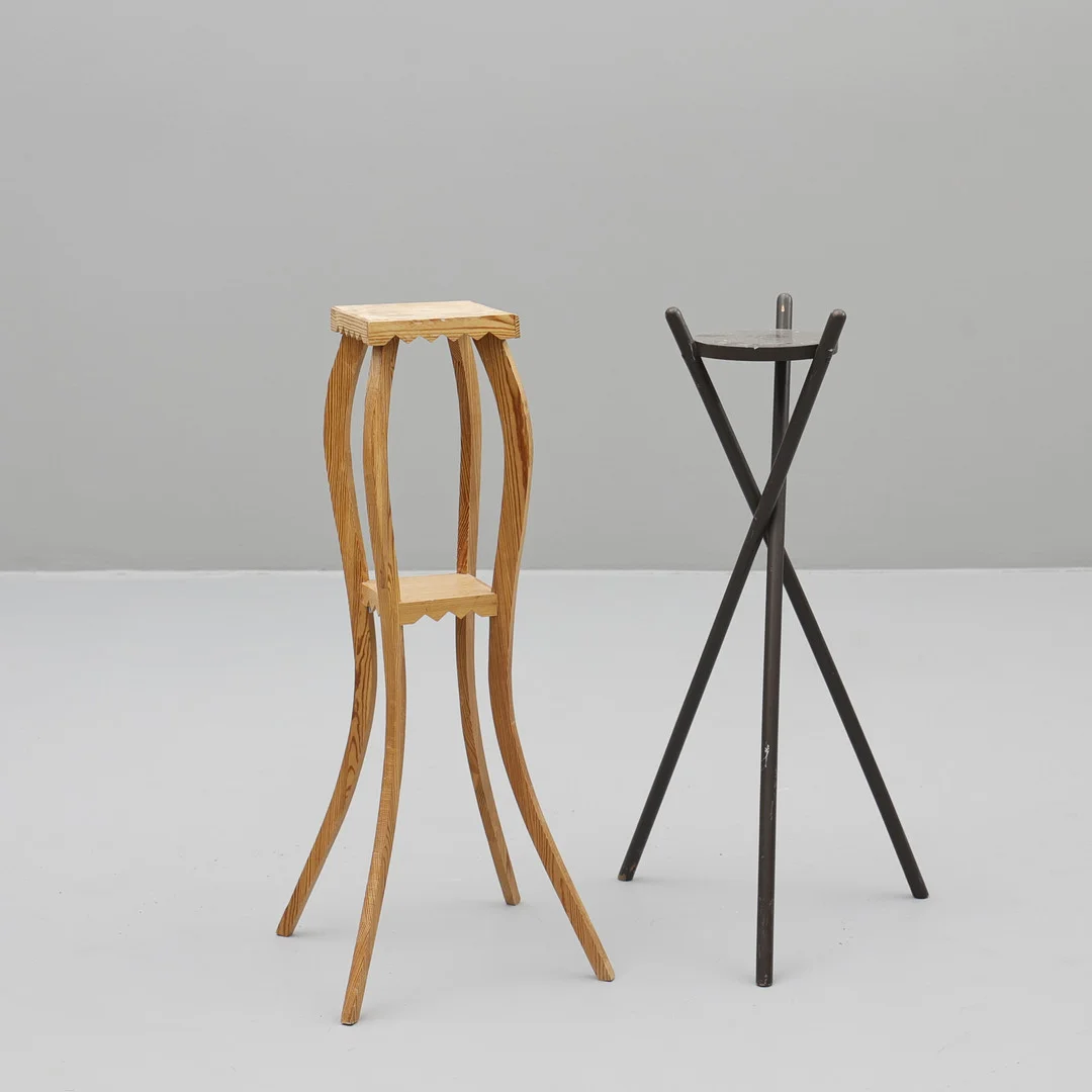 PIEDESTALER, 2 st, trä ,1900-talets mitt. — Tables — Södermanlands Auktionsverk