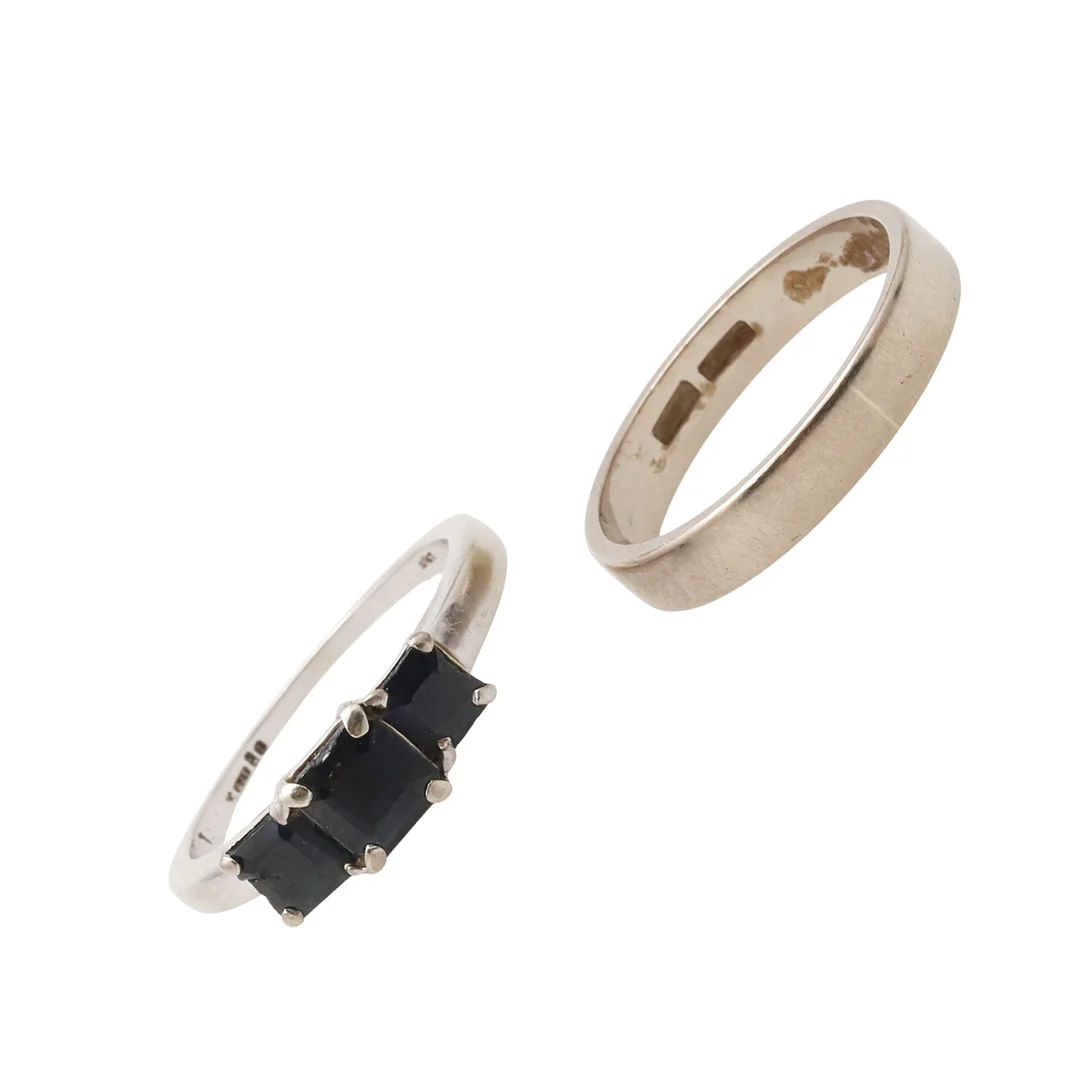 A SAPPHIRE THREE STONE RING. — Rings — Lawrences Auctioneers
