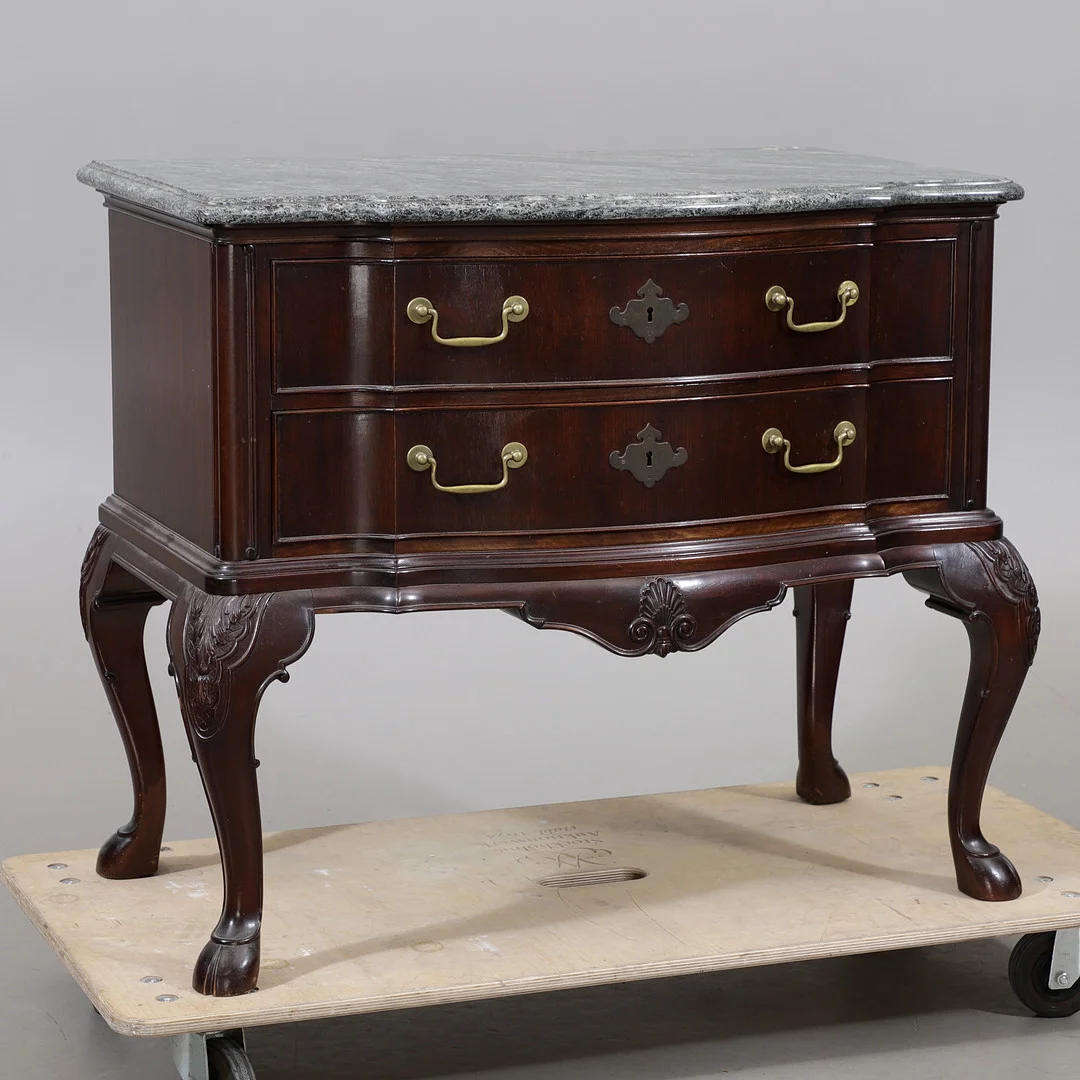 BYRÅ med stenskiva, rokokostil, 1900-talets andra hälft. — Chests of drawers — Växjö Auktionskammare