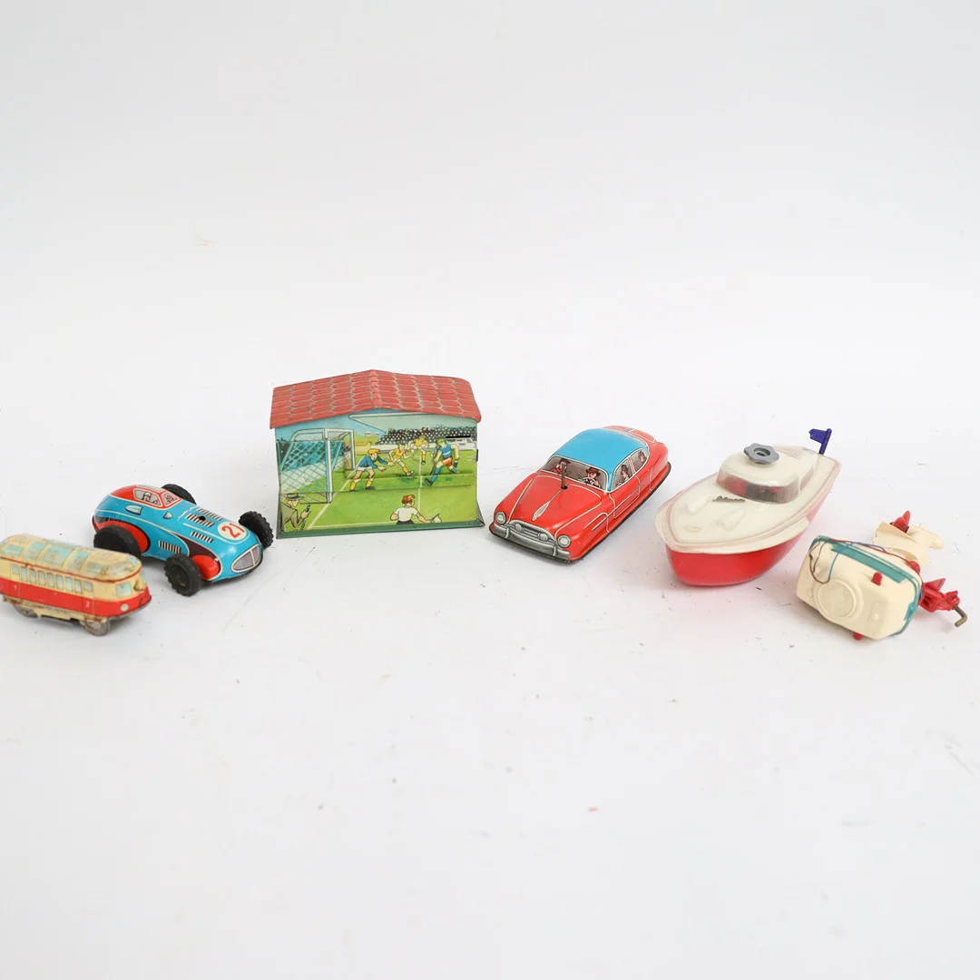 LEKSAKER, 6 delar, flertalet av litograferad plåt. Båt schuco, båtmotor, litograferade bilar. — Toys — Falun Auktionsbyrå