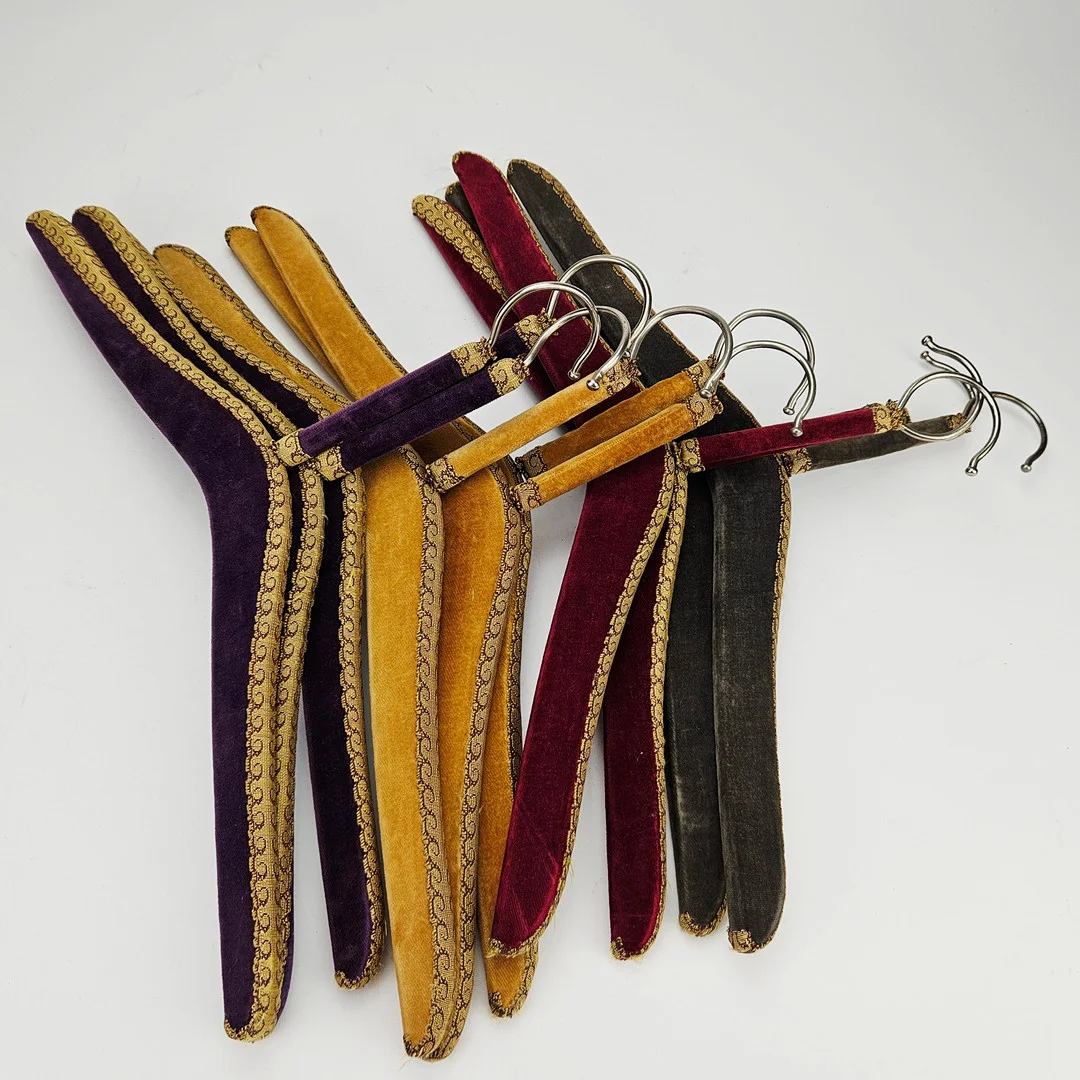 GALGAR, 10st. 1900-tal. — Vintage & Designer Fashion — Auktionshuset Thörner & Ek