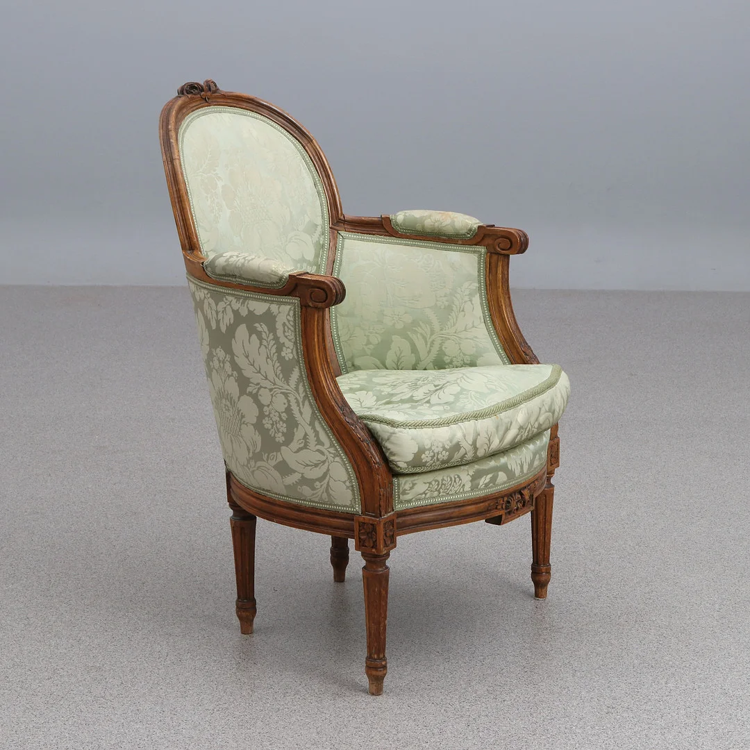 BARNFÅTÖLJ. Valnöt med textilklädsel. Gustaviansk stil, 1900-tal. — Armchairs & Chairs — Skånes Auktionsverk