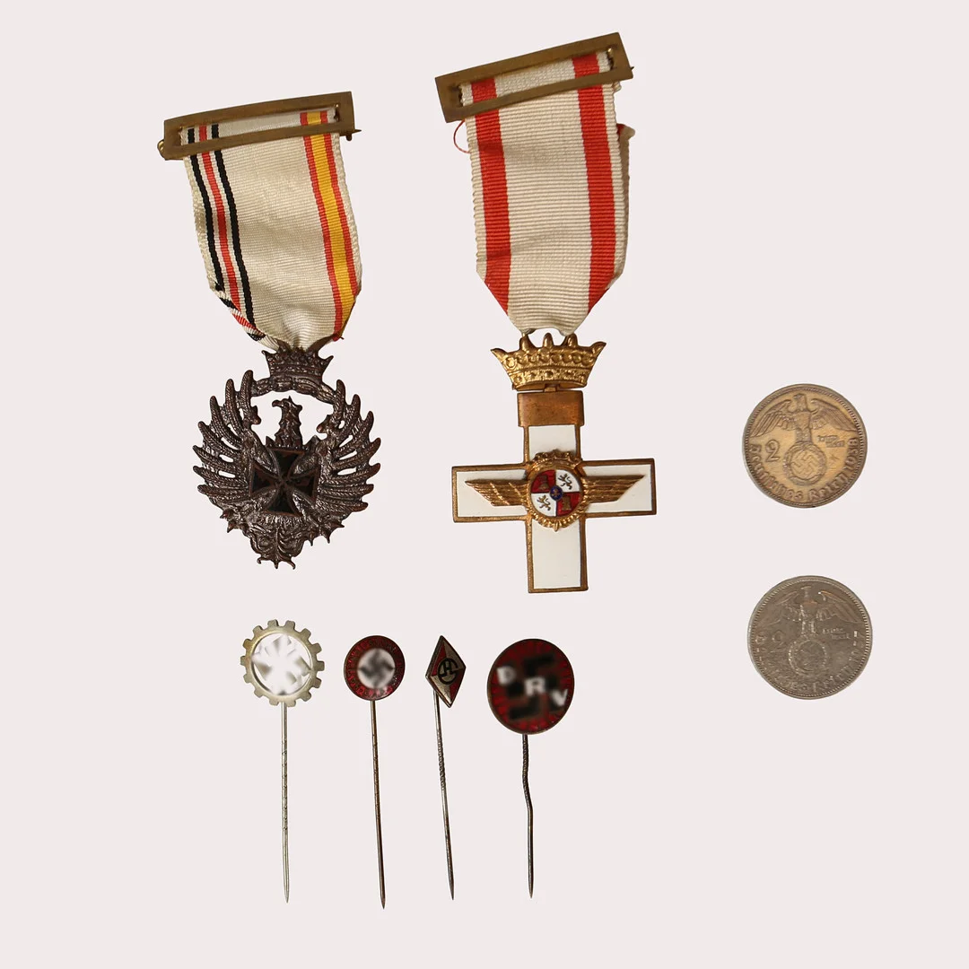 DIVERSE ORDNAR, MEDALJER & NÅLMÄRKE. Tyskland III-riket och Francos Spanien. — Other — Limhamns Auktionsbyrå