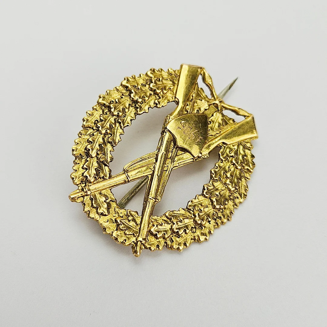 SKYTTEMÄRKE, guld, 18K, krans med korslagda gevär, daterad 1905, total vikt ca. 3,8 gram. — Brooches & Pendants — Auktionshuset Thörner & Ek