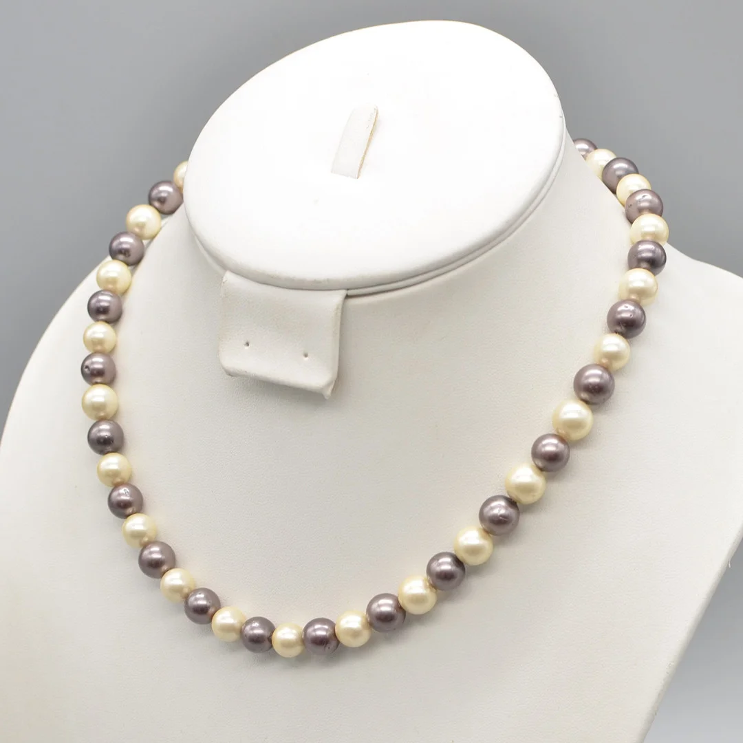 DESIGNER-PERLENCOLLIER AUS MUSCHELKERNPERLEN, ZWEIFARBIG, VERGOLDETER MAGNETVERSCHLUSS AUS STERLINGSILBER, SPÄTES 20. JAHRHUNDERT. — Necklace — Kunst- und Auktionshaus Kleinhenz