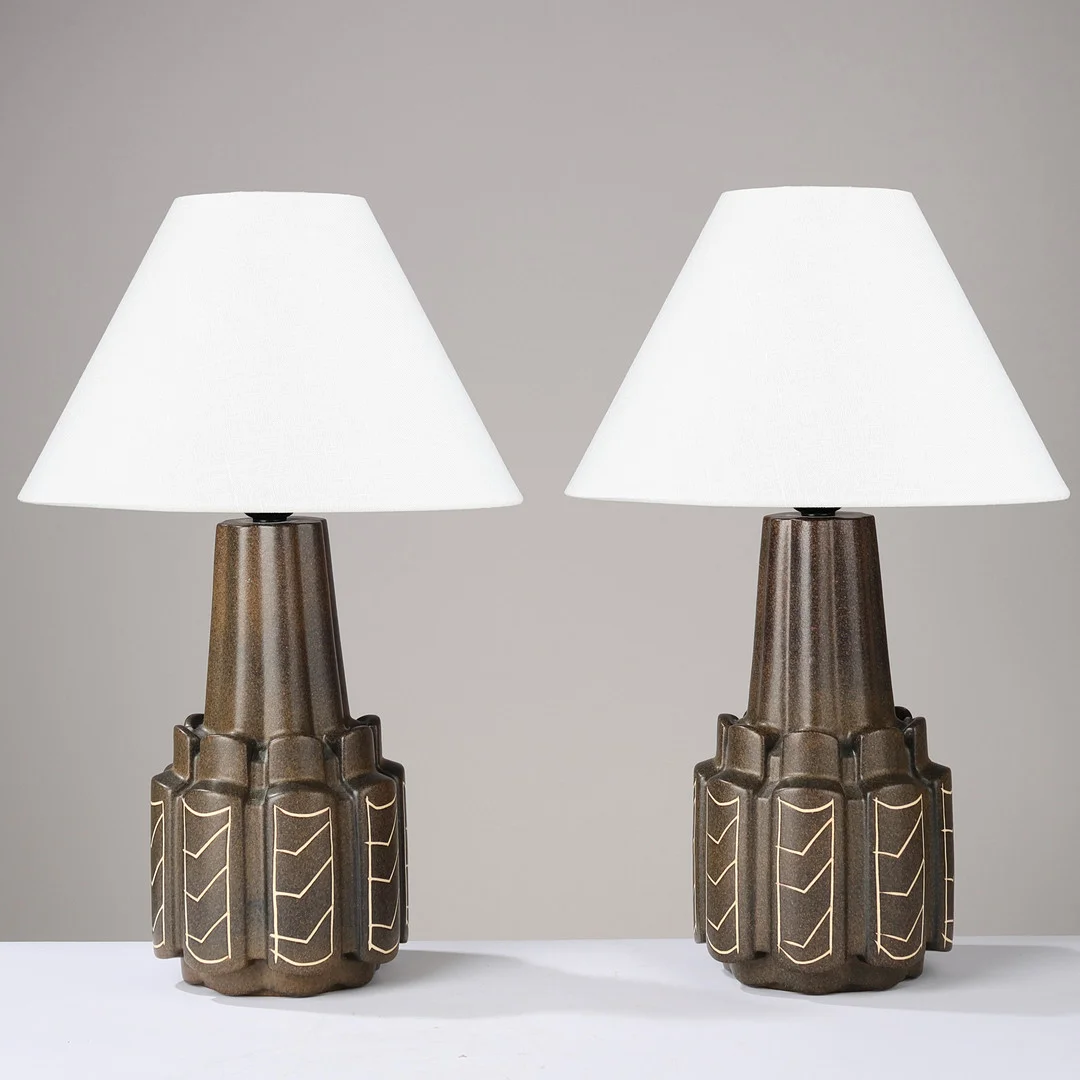 OKELA: Et par bordlamper af sortglaseret keramik udsmykket med grafisk mønster i sgraffito-teknik, Danmark, 1960/70'erne, (2). — Table Lamps — Palsgaard Kunstauktioner
