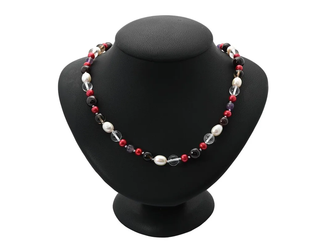 COLLIER, odlade sötvattenspärlor, vita och färgade röda, ametist, rökkvarts, bergkristall, lås i sterlingsilver, knutet, längd 49 cm. — Smycken/Collier — Kaplans