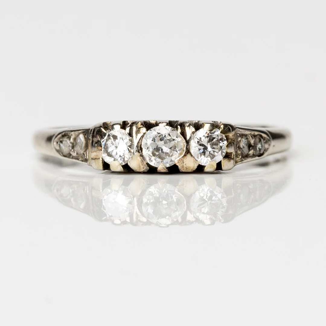 RING, vitguld, 18K samt 3 diamanter, Guldvaruaktiebolaget G. Dahlgren & Co Ab, 1937. — Rings — Auktionshuset Kolonn