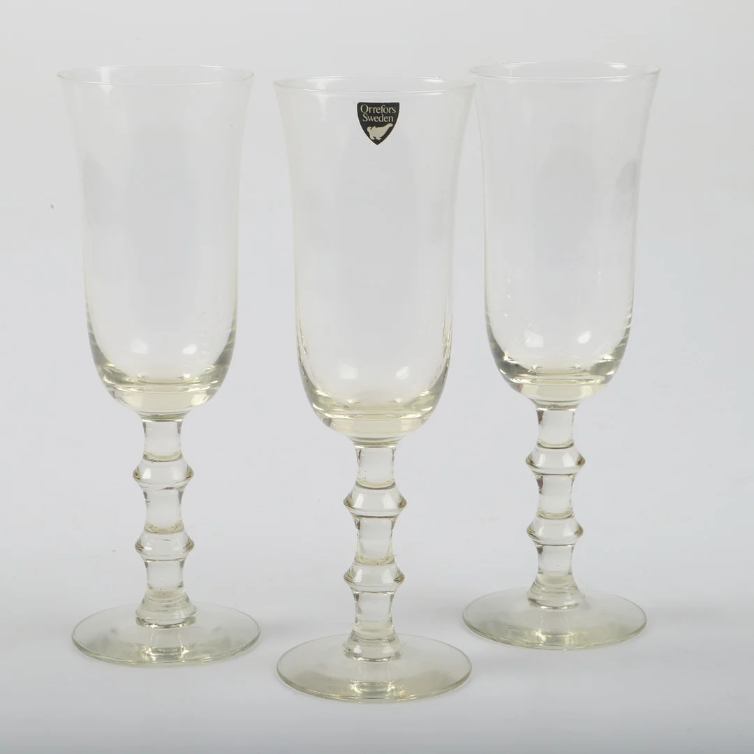 SIMON GATE. Champagneglas, 3 stycken, "Salut", gult glas, Orrefors. — Tableware — Helsingborgs Auktionskammare