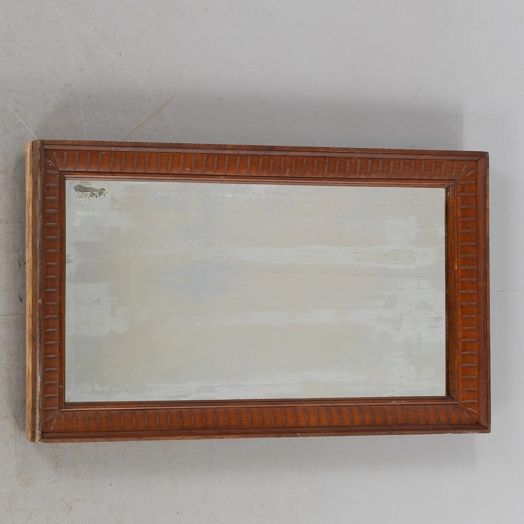 SPEGEL, träram med skuren dekor, omkring 1900. — Mirrors — Stockholms Auktionsverk Helsingborg