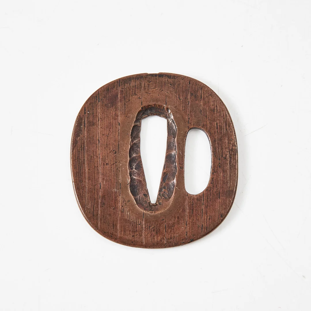 TSUBA, kopparlegering, Japan, 1800-tal, träimiterande yta, s.k. "faux bois". — Bronzes — Stockholms Auktionsverk Magasin 5