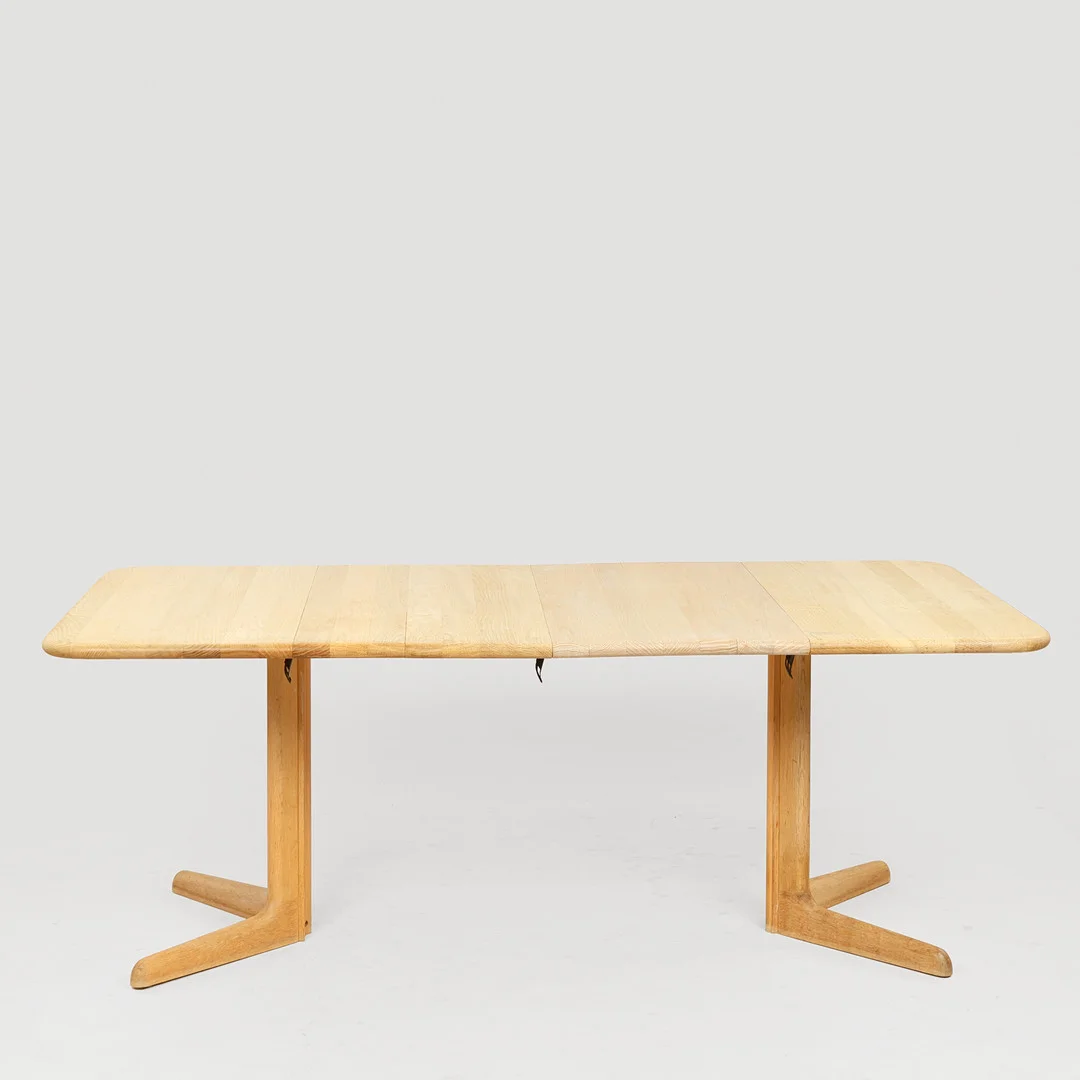 GUDME MØBELFABRIK. Kvadratisk spisebord af massiv eg med udtræk og to ekstra plader, 1980-90'erne. (3). — Dining tables — Palsgaard Kunstauktioner