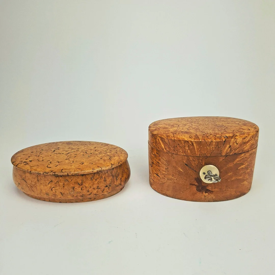 SKRIN OCH DOSA, masurbjörk. — Bowls & Boxes — Auktionshuset Thörner & Ek