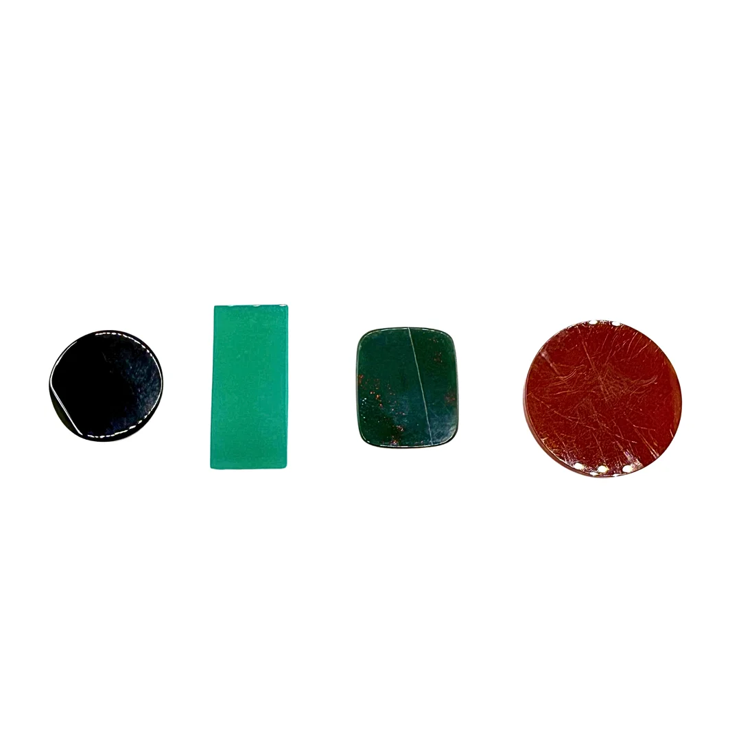 SCHMUCKSTEINSET AUS EINEM ONYX, GRÜNACHAT, BLUTJASPIS UND KARNEOL. — Gemstones — Auktionshaus Stuber's Hammerschlag
