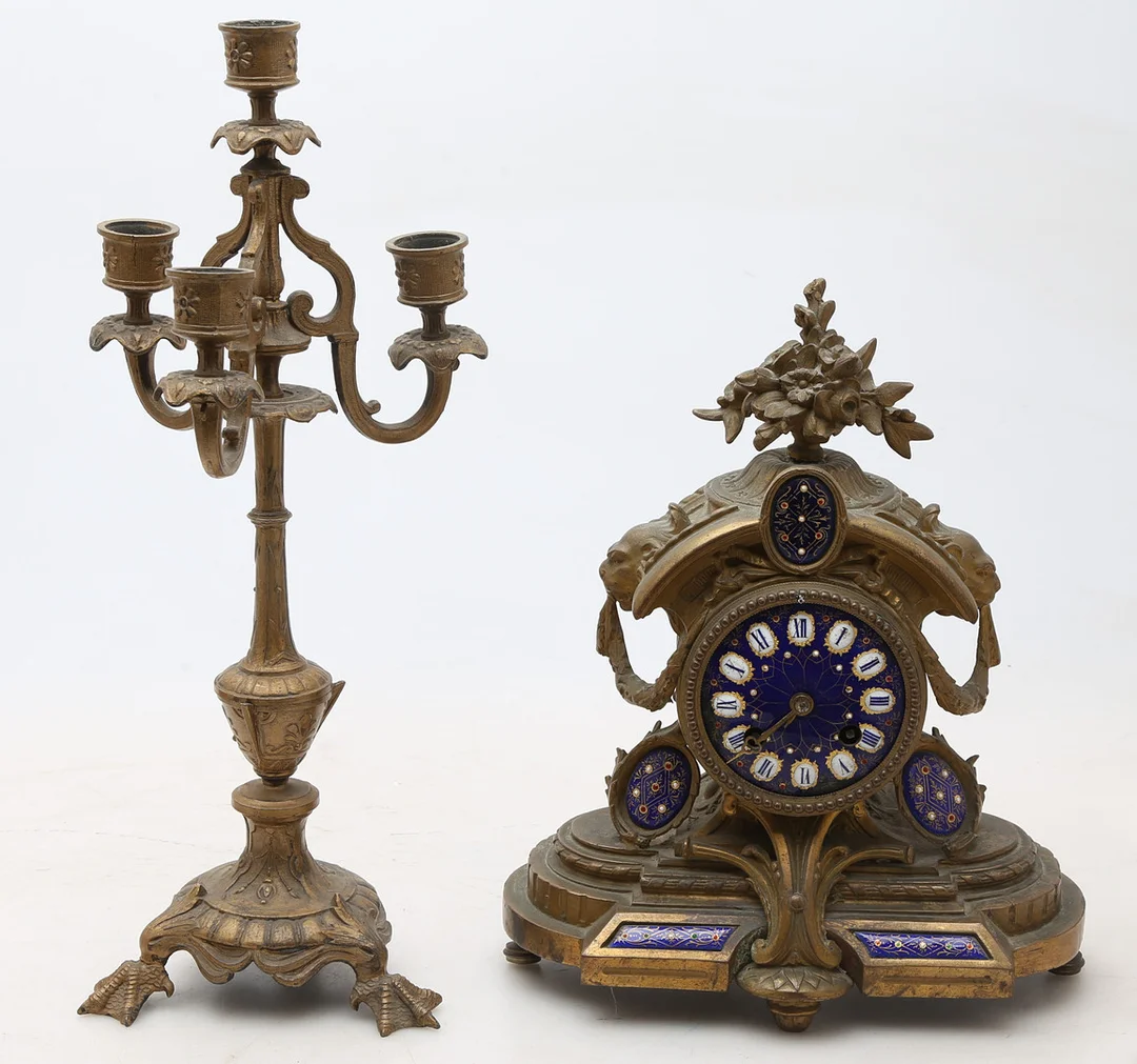 Reloj de estilo Luis XVI en bronce dorado con decoración esmaltada en azul y candelabro, de las primeras décadas del siglo XX. — Mantel clocks — Balclis