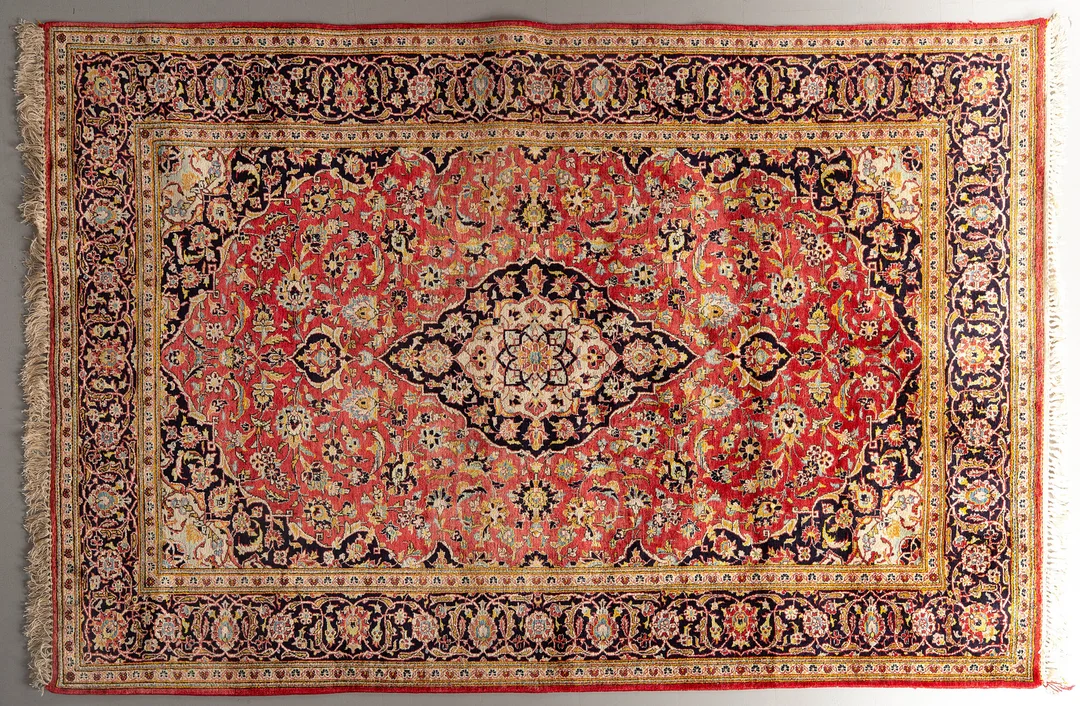 MATTA, orientalisk, silke, 135 x 201, 1900-tal. — Oriental Carpets & Textiles — Norrlands Auktionsverk