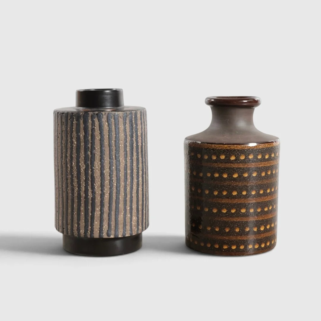 MARI SIMMULSON M.FL. To vaser af glaseret stentøj, udført i Sverige, 1960-70'erne (2). — European — Woxholt Auktionshus