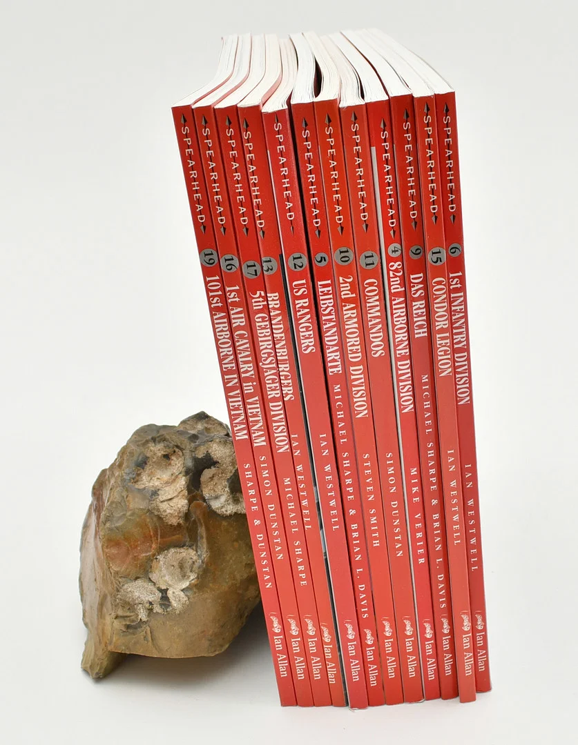 Spearhead series All American , Vietnam, US Ranger, Das Reich etc. 12 volymer. — Books — Connoisseur Bokauktioner