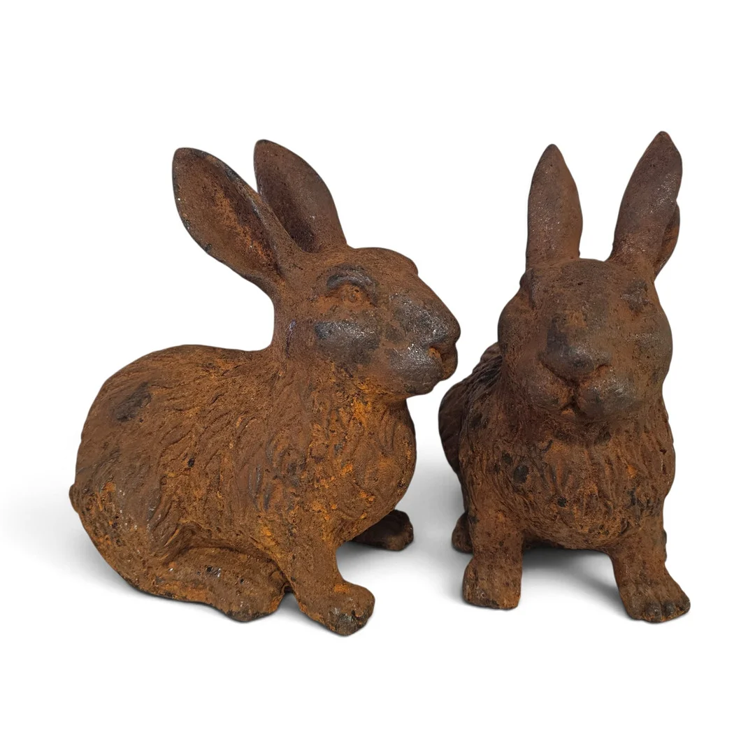 Pareja de conejos en hierro. — Garden — Arce Auctions